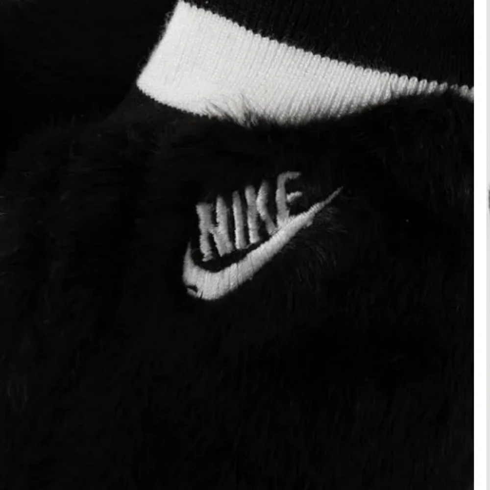 Nike women’s mittens with faux fur on the outside and soft fleece on the inside